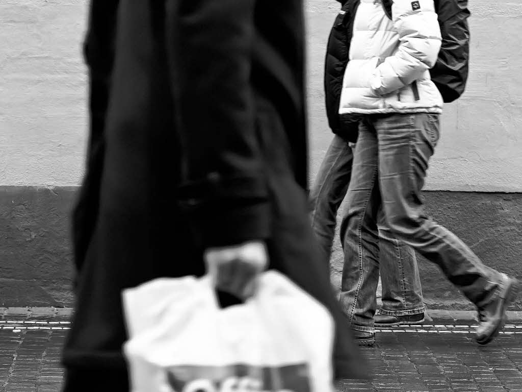 Passanten eilen weniger Tage vor Weihnachten durch die Freiburger Innenstadt. Passanten eilen weniger Tage vor Weihnachten durch die Freiburger Innenstadt.