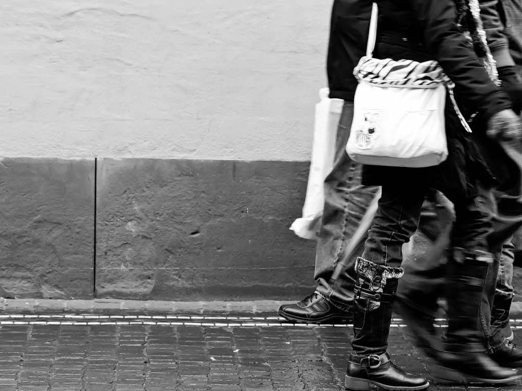 Passanten eilen weniger Tage vor Weihnachten durch die Freiburger Innenstadt. Passanten eilen weniger Tage vor Weihnachten durch die Freiburger Innenstadt.