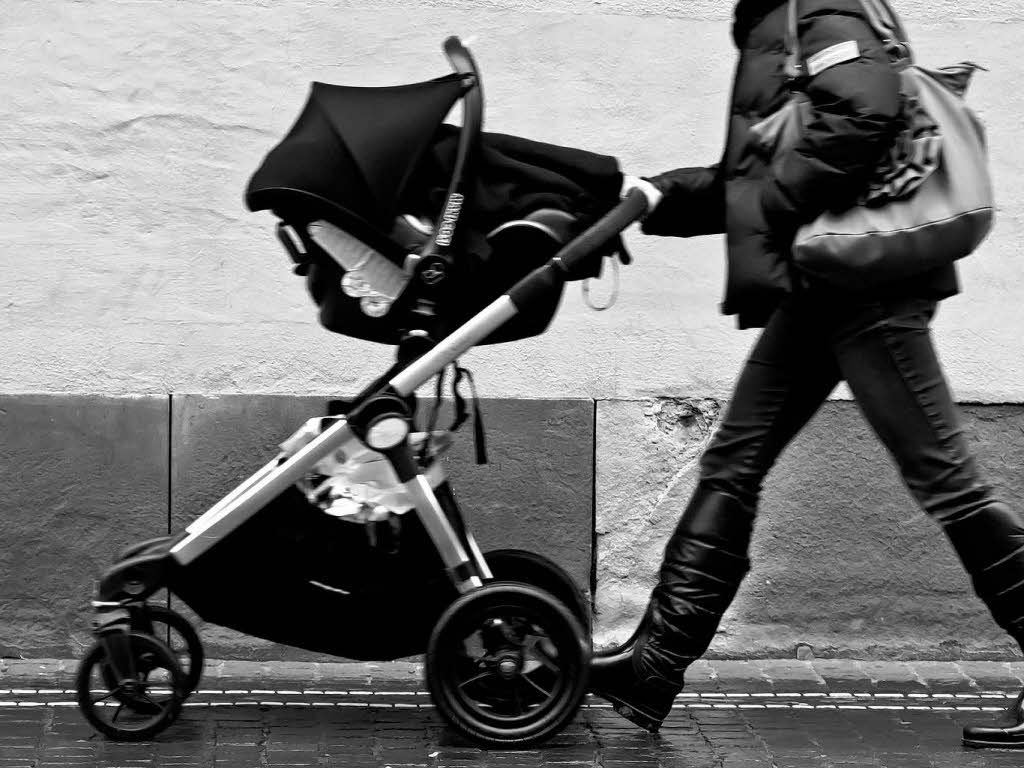 Passanten eilen weniger Tage vor Weihnachten durch die Freiburger Innenstadt. Passanten eilen weniger Tage vor Weihnachten durch die Freiburger Innenstadt.