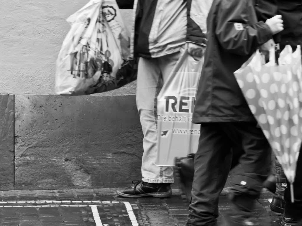 Passanten eilen weniger Tage vor Weihnachten durch die Freiburger Innenstadt. Passanten eilen weniger Tage vor Weihnachten durch die Freiburger Innenstadt.