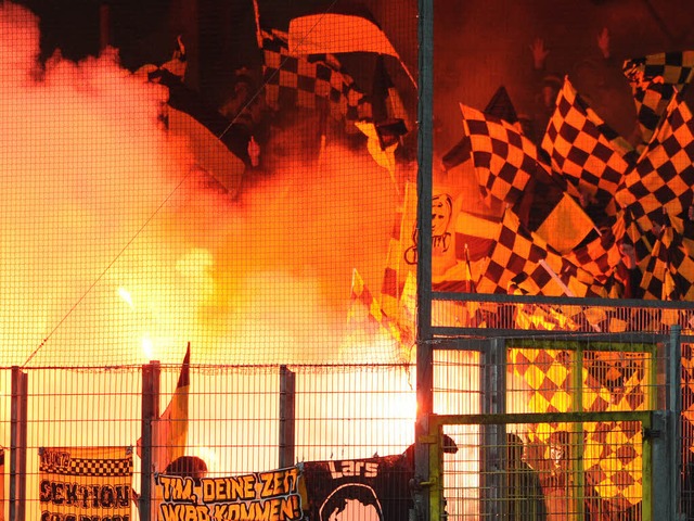 Bengalische Feuer im Gsteblock beim Spiel SC Freiburg gegen den BVB.  | Foto: dapd