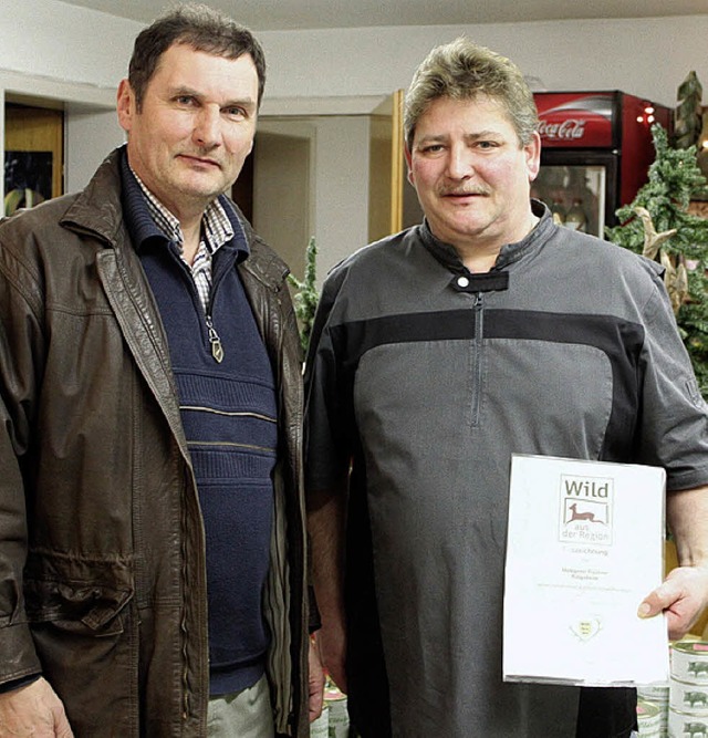 Jger  Horst Zimmer und Metzger Roland Tischer (rechts) mit dem Zertifikat.   | Foto: A. Mutz
