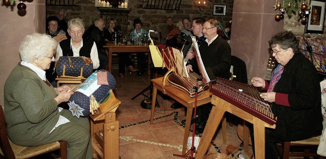 Zur Musik wurde geklppelt beim Auftri... Burgheime Stubenmusik in Schmieheim.   | Foto: Sandra Decoux-Kone