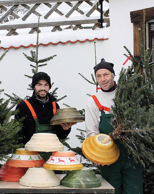 Michael (rechts) und Philipp Diemand z...ch zu handhabenden Christbaumstnder.   | Foto: Tina Httich