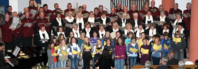 Gemeinsam beschlossen alle Chre das Konzert in der Stadtkirche.  | Foto: Reinhard Cremer