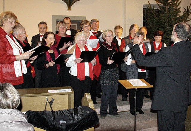 Als gestaltungssicherer Chor erfreute ... mit Weihnachtsliedern aus aller Welt.  | Foto: Walter Bronner