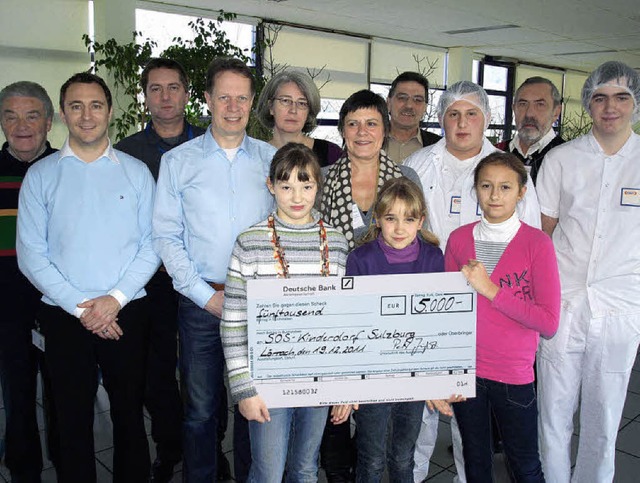 Die Kinder strahlten ber den Riesensc...rbeitenden und Pensionre  erhielten.   | Foto: Paul Schleer