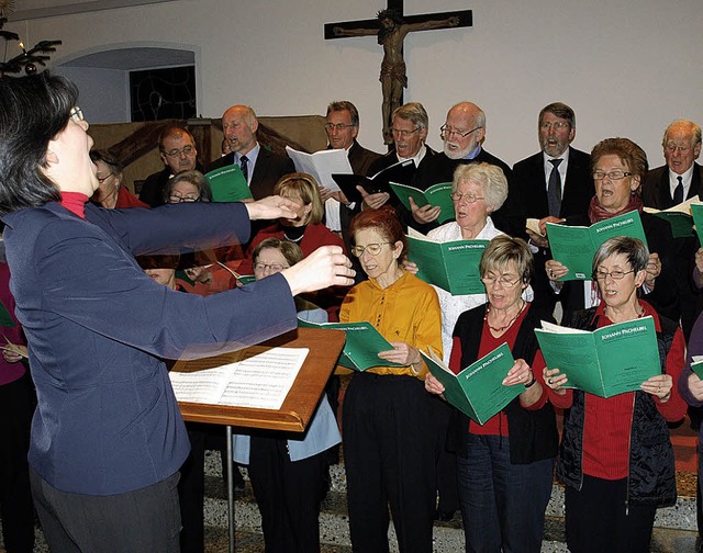 Der Projektchor Hauingen unter Leitung... in der Hauinger St. Nikolaus-Kirche.   | Foto: Paul Schleer