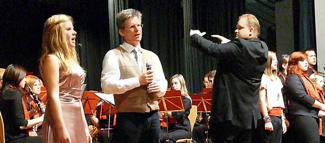 Die Gesangssolisten Jana Eggs und Hube...ester und Chor beim Jubilumskonzert.   | Foto: Frank Leonhardt