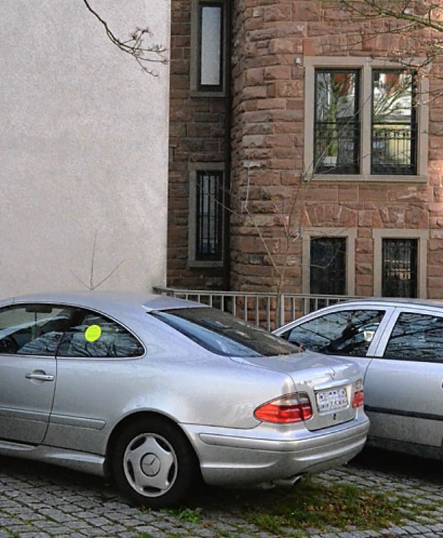 Nur  bis 25. Dezember darf dieser Merc...platz neben dem Polizeirevier stehen.   | Foto: us