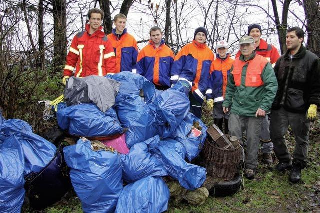 Jugendfeuerwehr subert Wald von Mll und Unrat