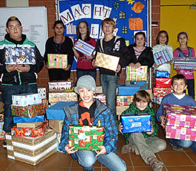 96 Weihnachtspckchen haben die Schle...chule fr Kinder in Rumnien gepackt.   | Foto: Schule