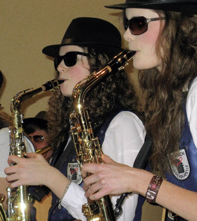 Stilecht mit Sonnenbrille und Hut gab ...222;Blues Brothers&#8220; zum Besten.   | Foto: Alfons Ebner