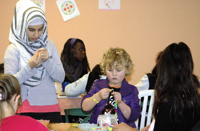 Neslihan Cetin (stehend) bastelt mit Kindern Armbnder.   | Foto: Leony Stabla