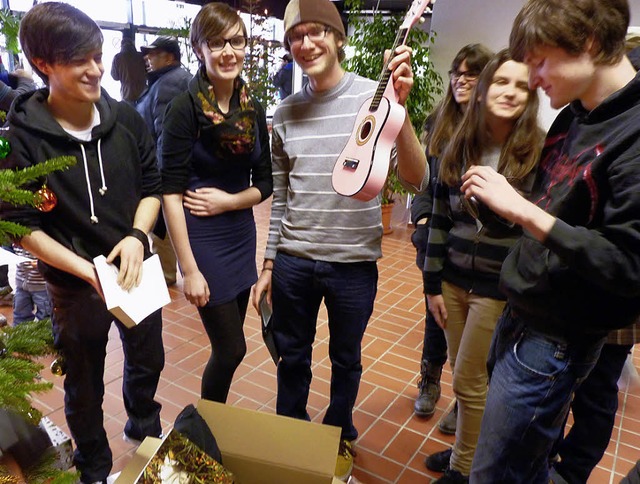 Diese Clique aus Kirnbach hat fr 66 E... anderem war diese rosa Ukulele drin.   | Foto: Cornelia Weizenecker