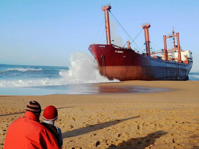 Ungeliebtes Strandgut: Um die TK Breme...rstckelt und abtransportiert werden.   | Foto: AFP