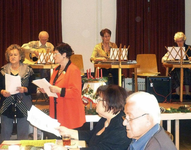 Nach Leibeskrften wurde gesungen, rez...Adventsfeier der Senioren in Kollnau.   | Foto: andrea rinklin