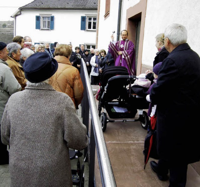 Vikar Matthias Weil weihte am  Sonntag...mbacher Pfarrkirche St. Sebastian ein.  | Foto: Reiner Merz