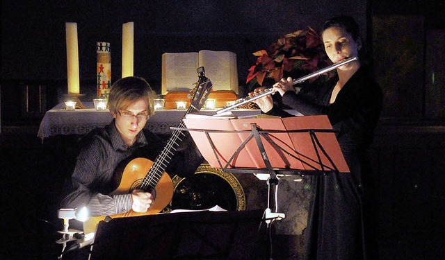 Im Kerzenlicht musizierten Markus Nierlin und Miriam Zampella in Allmannsweier.   | Foto: Wolfgang Knstle