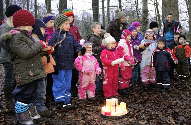 Bei ihrer stimmungsvollen Waldweihnach...edern, Tnzen und kleinen Geschichten.  | Foto: Bianka Pscheidl