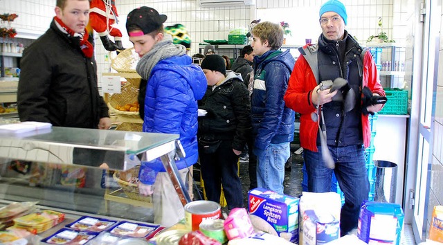 Jeden Vormittag bringt eine Klasse der...llerschule Spenden in den Tafelladen.   | Foto: Ralf Staub