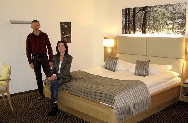 Die Betreiber Jan Eckstein und Antje G...m der frisch renovierten Gstezimmer.   | Foto: liane schilling