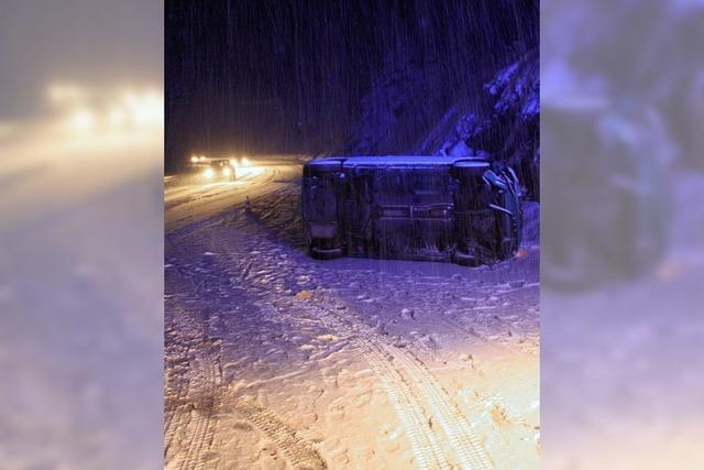 Unfall wegen Schneegltte