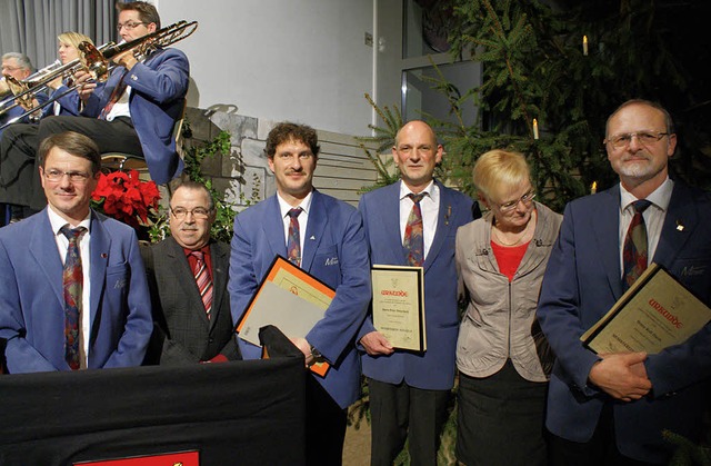 Vorsitzender Stephan Hunzinger (von  l...tzerin Heidi Hotz (Zweite von rechts).  | Foto: Chris Rtschlin