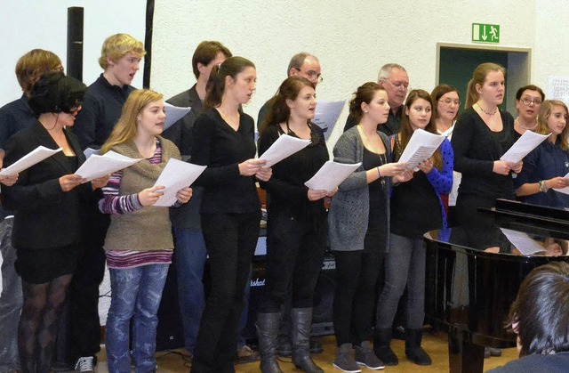 Zum Abschluss des Weihanchtskonzerts trat der  Schler-Lehrer-Chor des LMG auf.   | Foto: Martina Weber-Kroker