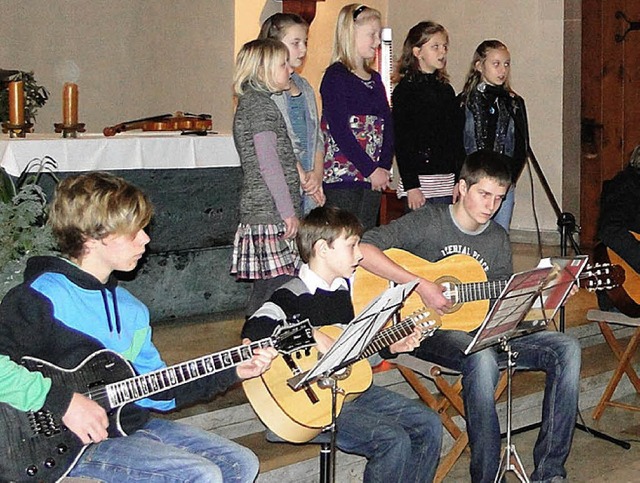 Das Gitarrenensemble mit Gesang unter ...irche mit &#8222;Jingle Bells&#8220;.   | Foto: Veronika Frank