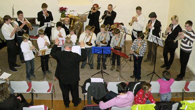 Die Musikschule Mittleres Wiesental pr...n einem festlichen Weihnachtskonzert.   | Foto: Georg Diehl