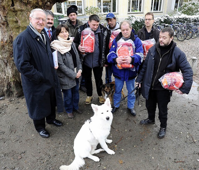 Der Verein &#8222;Pro Caritate&#8220; ...fsack-Spende an Obdachlose bergeben.   | Foto: Ingo Schneider