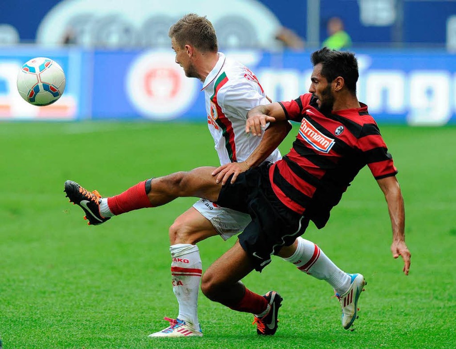 Yacine Abdessadki (vorne) beim Spiel i...kot wird er k�nftig nicht mehr tragen.  | Foto: AFP