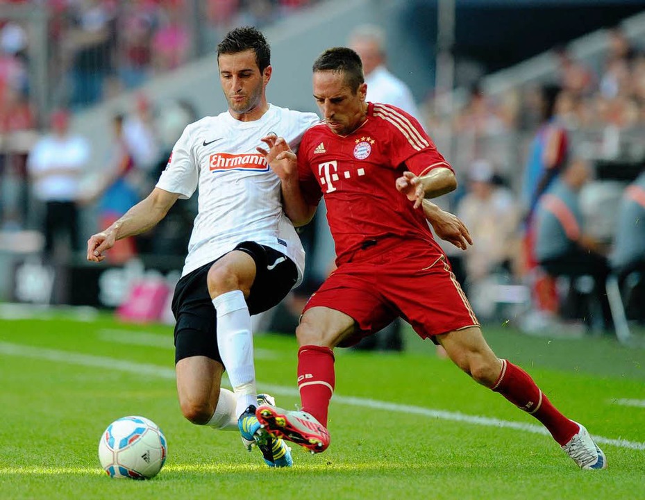 Maximilian Nicu (links) im Zweikampf g...urg neigt sich wohl dem Ende entgegen.  | Foto: AFP