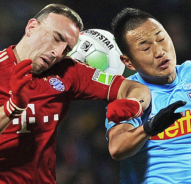 Voller Einsatz: Bayerns Franck Ribery im Clinch mit  Bochums Chong Tese   | Foto: afp