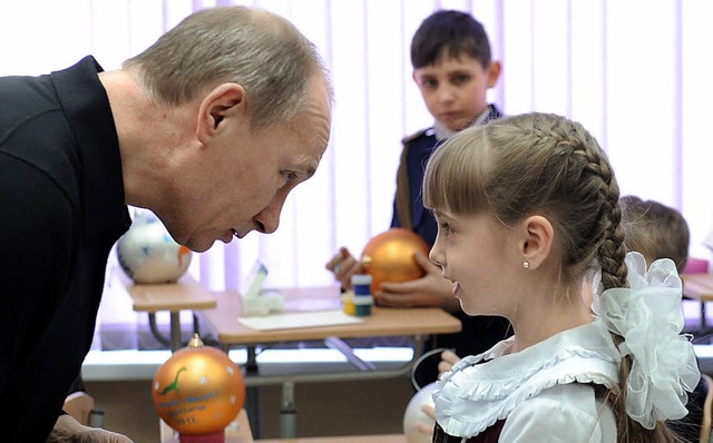 Wladimir Putin und einer seiner unzhl...iner Schule in Khakassia in Sibirien.   | Foto: dpa