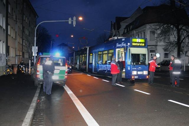 Freiburg: Straenbahn streift Fugnger