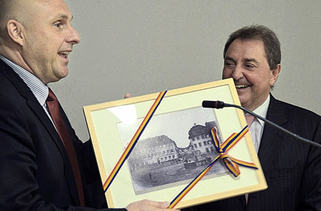 Ein historisches Foto vom Marktplatz ...e OB Stefan Schlatterer an Horst Kary.  | Foto: Walser