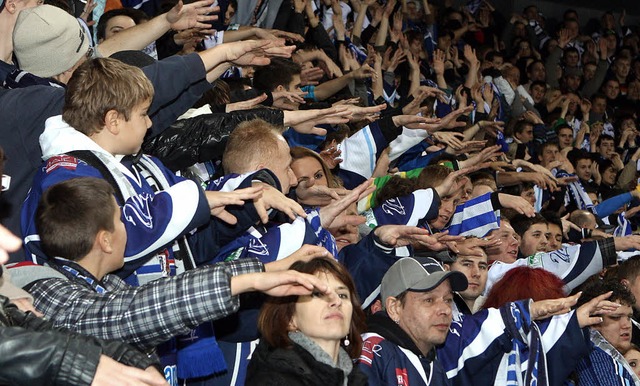 La Ola auf der Tribne: Die Fans der S...ckenden Kantersieg gegen  Riessersee.   | Foto: reinhardt