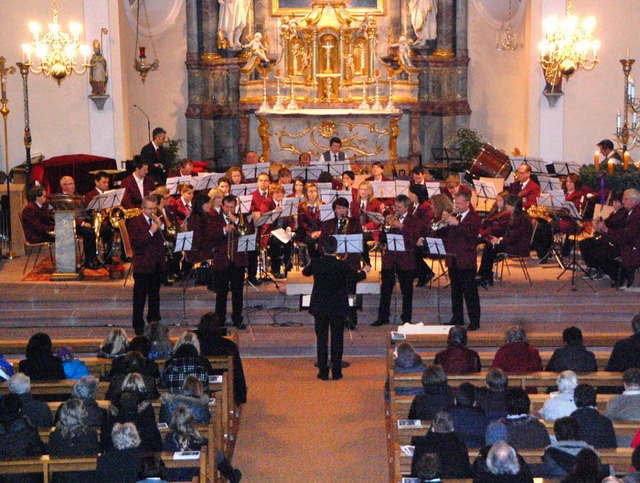 Zum Jahresabschluss spielte der Musikv...che St. Ulrich im Ortsteil Oberhausen.  | Foto: Marion Domann