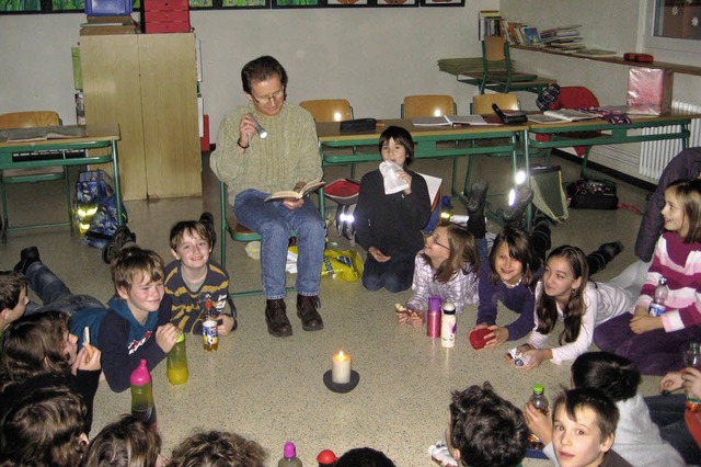 Christian Messerschmidt liest den Kindern  vor.   | Foto: Schule