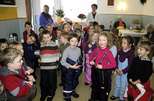 29 Mdchen und Jungen der Kindergarten...n mit Weihnachts- und Adventsliedern.   | Foto: DIETER MAURER