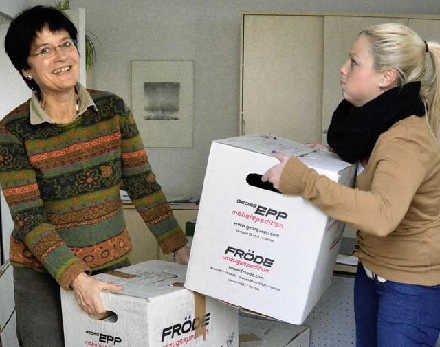 Schwer zu schleppen haben VHS-Leiterin...(hier Janina Maurer) in diesen Tagen.   | Foto: Jochen Fillisch