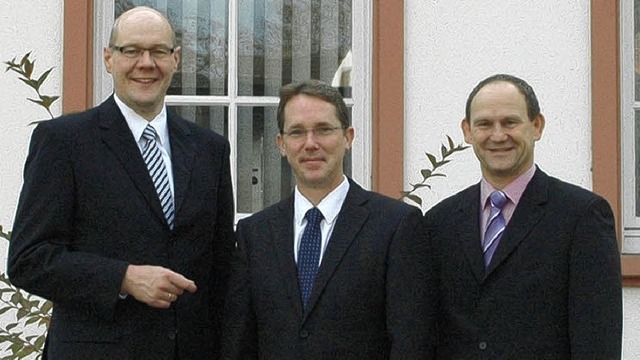 Volksbank-Vorstand Ulf Bleckmann (link...dreas Rhle, Bereichsleiter Markt Weil  | Foto: Volksbank