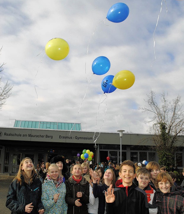 Mit Luftballons wollen die Schüler helfen.   | Foto: Helena Kiefer