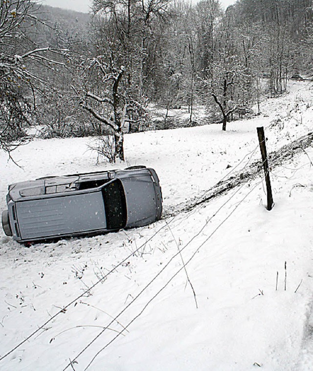 Der Gelndewagen rutschte auf dem Schnee aus.  | Foto: polizei