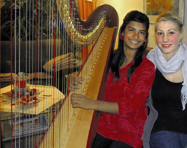 Punita Mller (links) und Celine Esterle lieben die Harfe.     | Foto: LENDLE