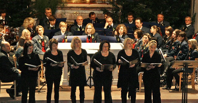 Burkheims  Vereine gestalteten ein vorweihnachtliches Kirchenkonzert.  | Foto: herbert trogus