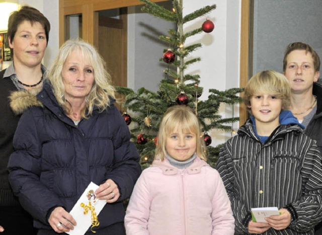 Die Gewinner des Schaufenstersuchspiel...orf und Carolin Schindler (von links).  | Foto: Volker Mnch