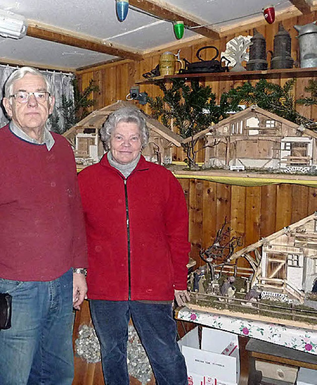 Franz und Lydia Denz vor einigen von ihnen gefertigten Krippen.  | Foto: Barbara Odrich-Rees
